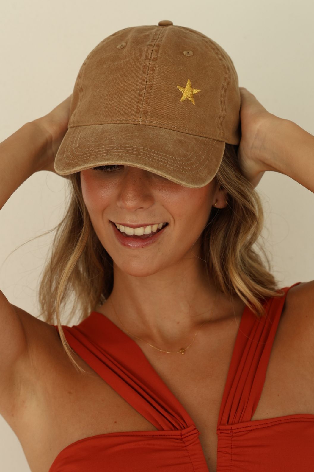 GORRA MARRÓN ESTRELLA DORADA, GOGANA