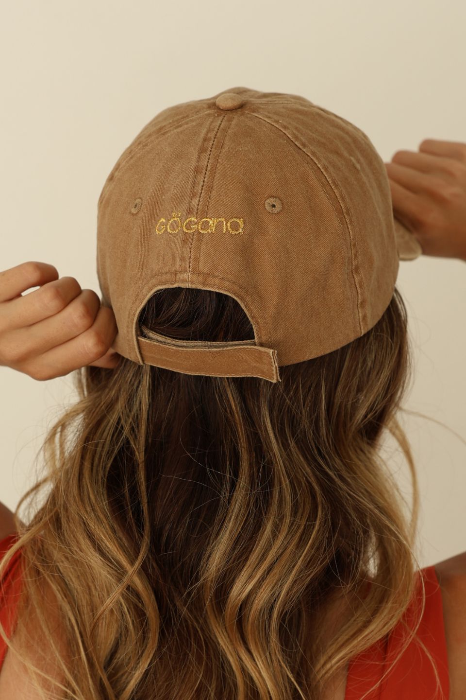 GORRA MARRÓN ESTRELLA DORADA, GOGANA