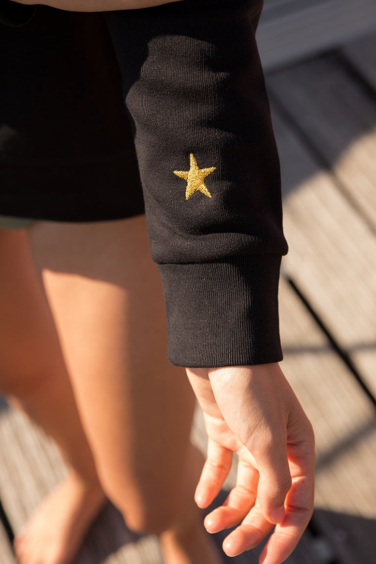 SUDADERA NEGRA ESTRELLA DORADA